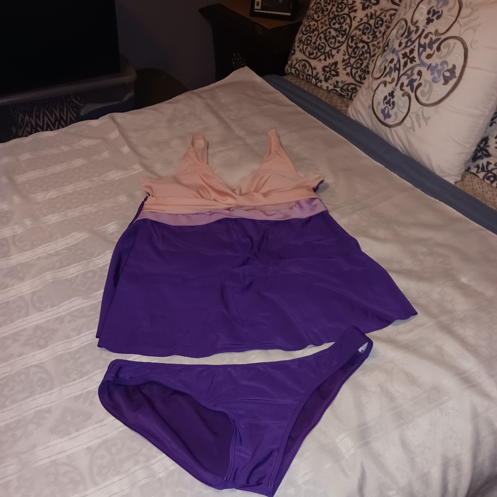 No name Bathing Suit Purple with pink trim Size XL Top and bikini bottoms.
